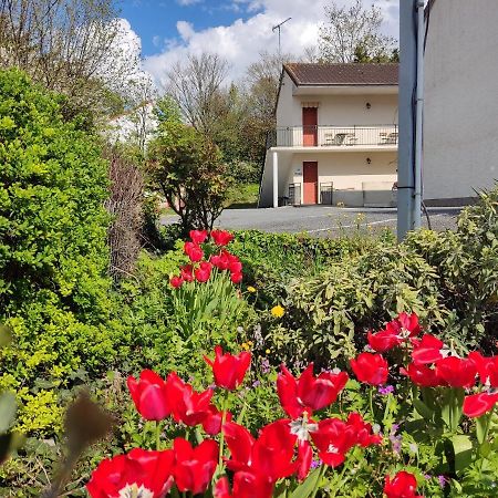 Hôtel Montespan Lussac-les-Châteaux Exterior foto