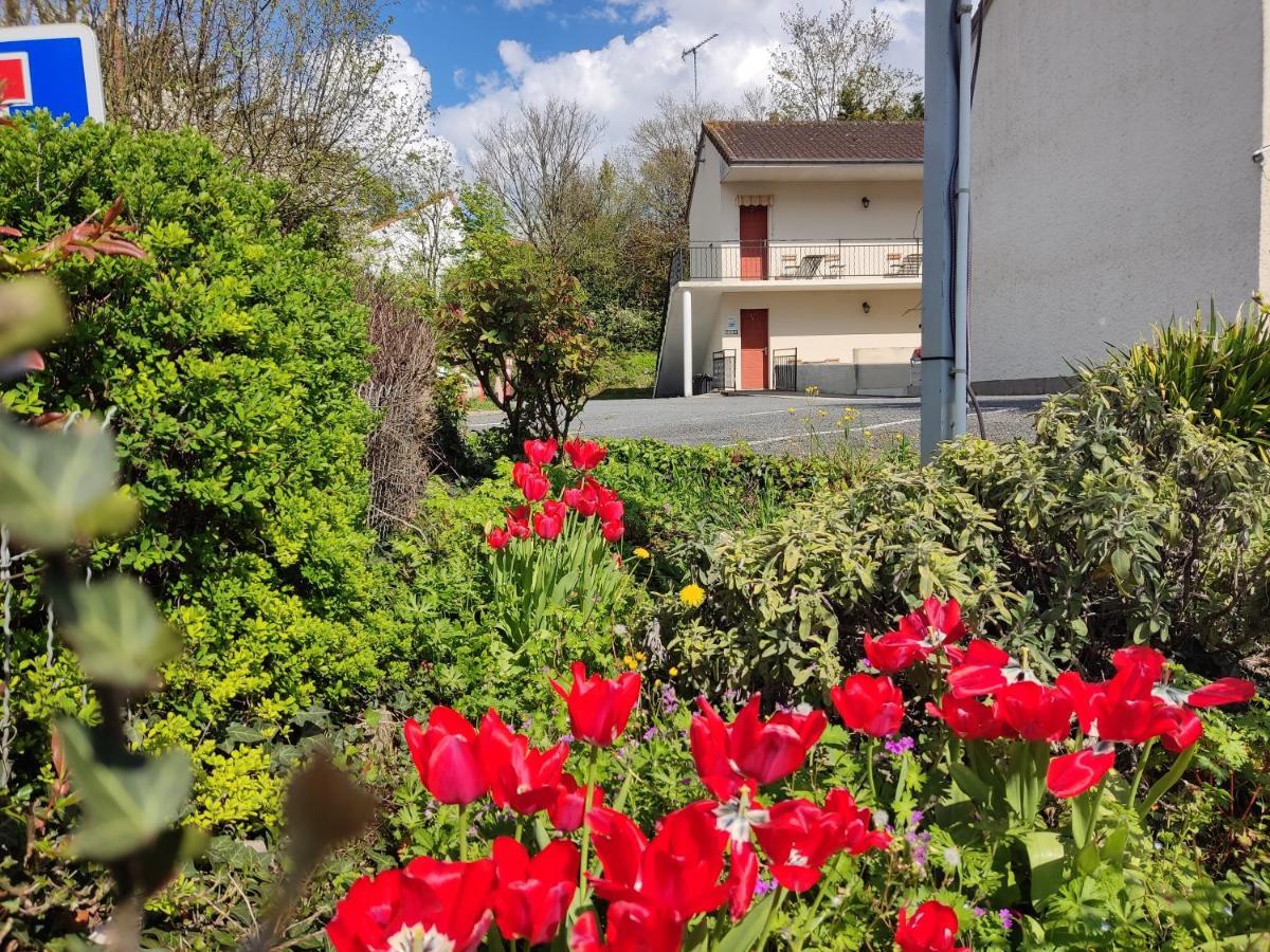 Hôtel Montespan Lussac-les-Châteaux Exterior foto