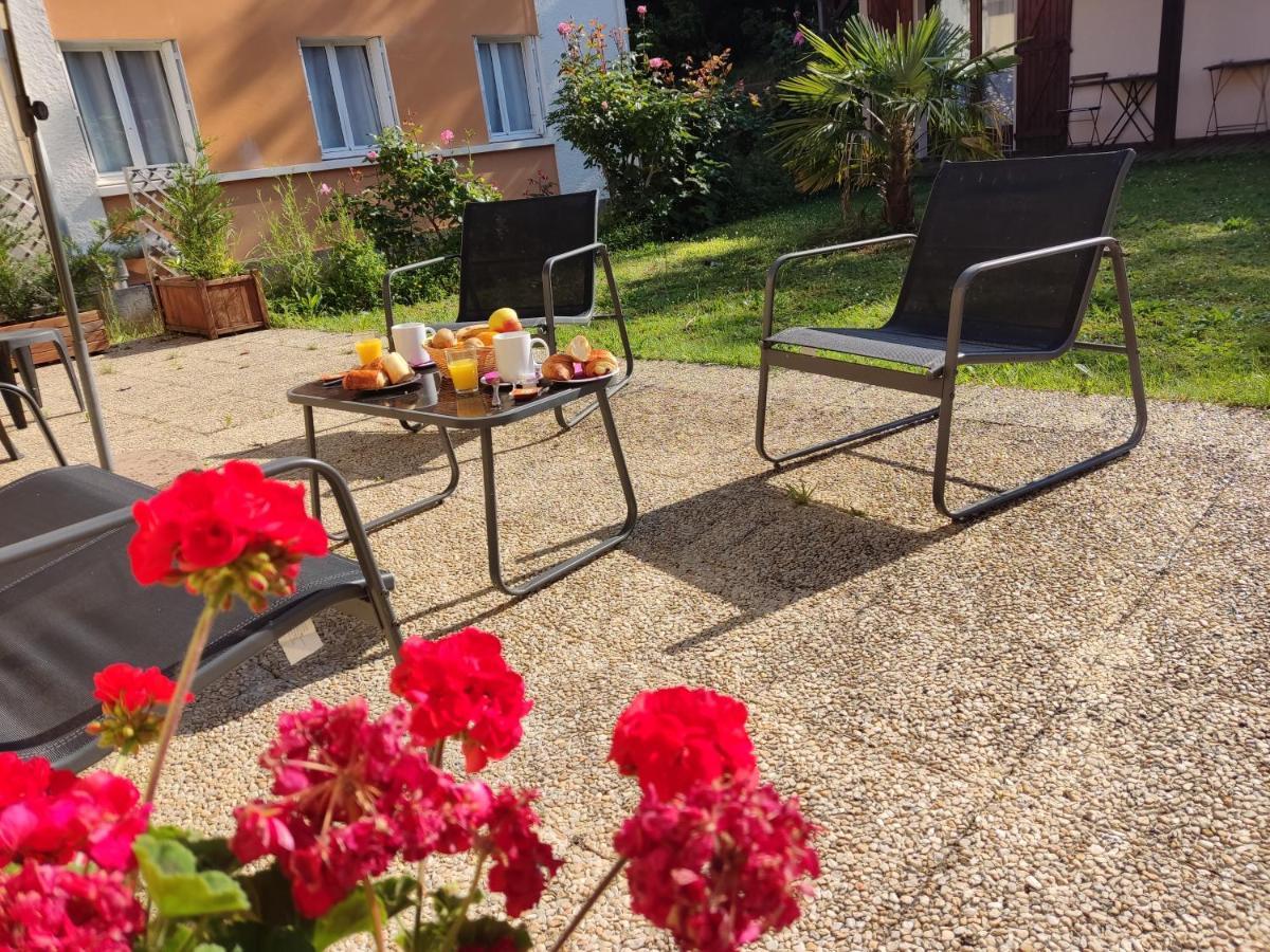 Hôtel Montespan Lussac-les-Châteaux Exterior foto